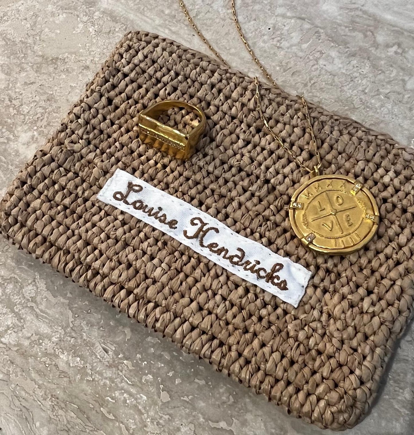 Pochette raphia en cadeau